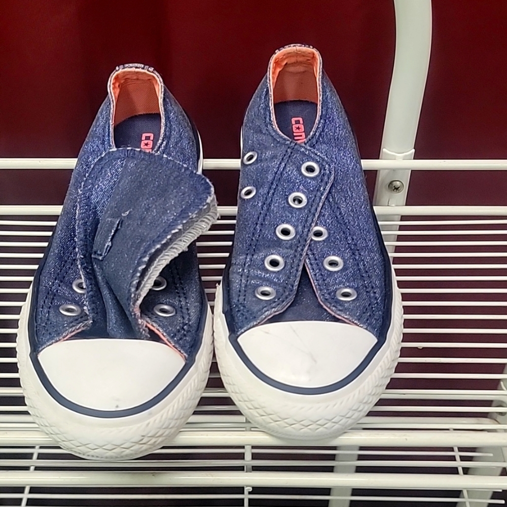 Girls size 1 converse sneaker